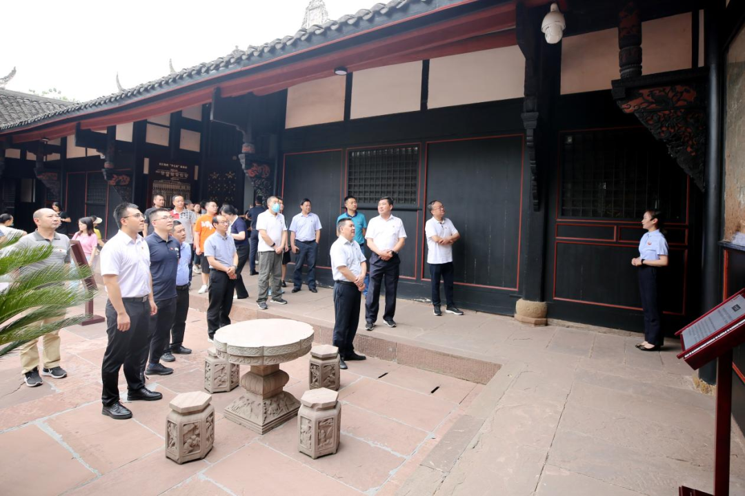 图为市残联机关全体干部职工参观杨尚昆故居 图为市残联机关全体干部职工参观杨尚昆故居